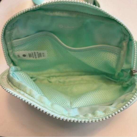NWOT lululemon athletica Mint Green Everything Crossbody Bag - Picture 3 of 4